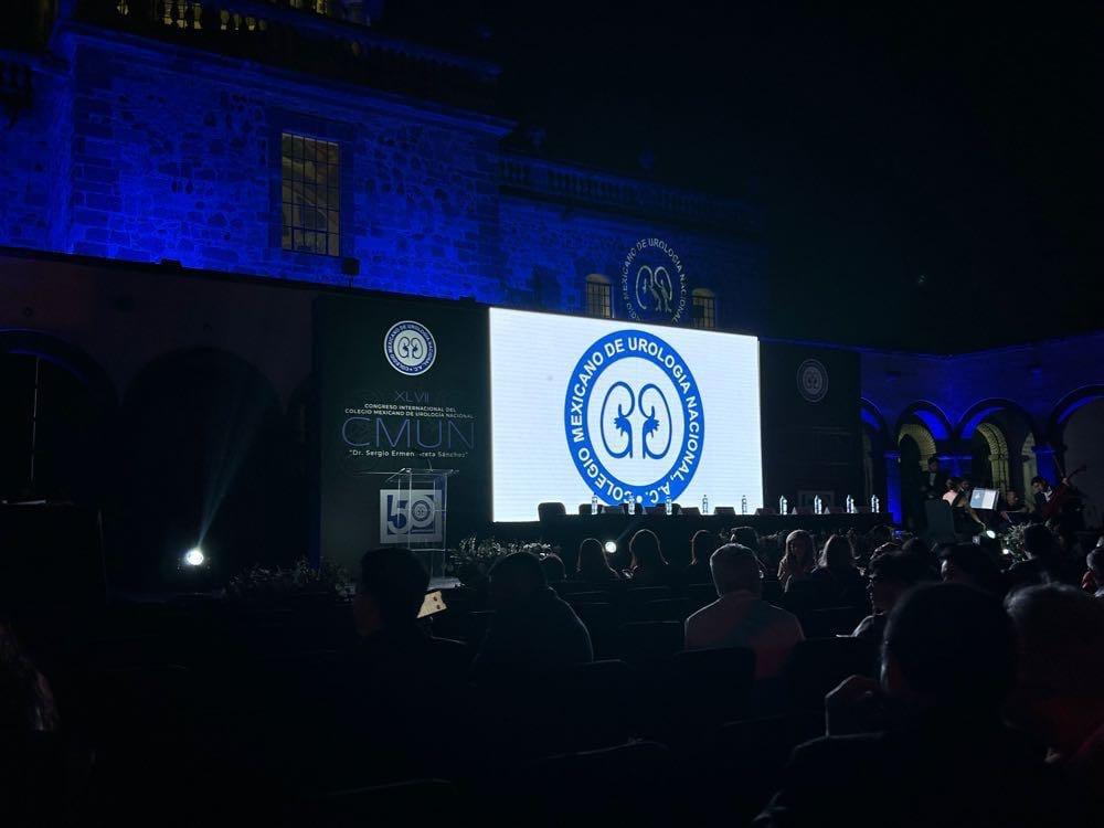 عودة الدكتور محمد نافع إلى أرض الوطن بعد إنجاز طبي عالمي